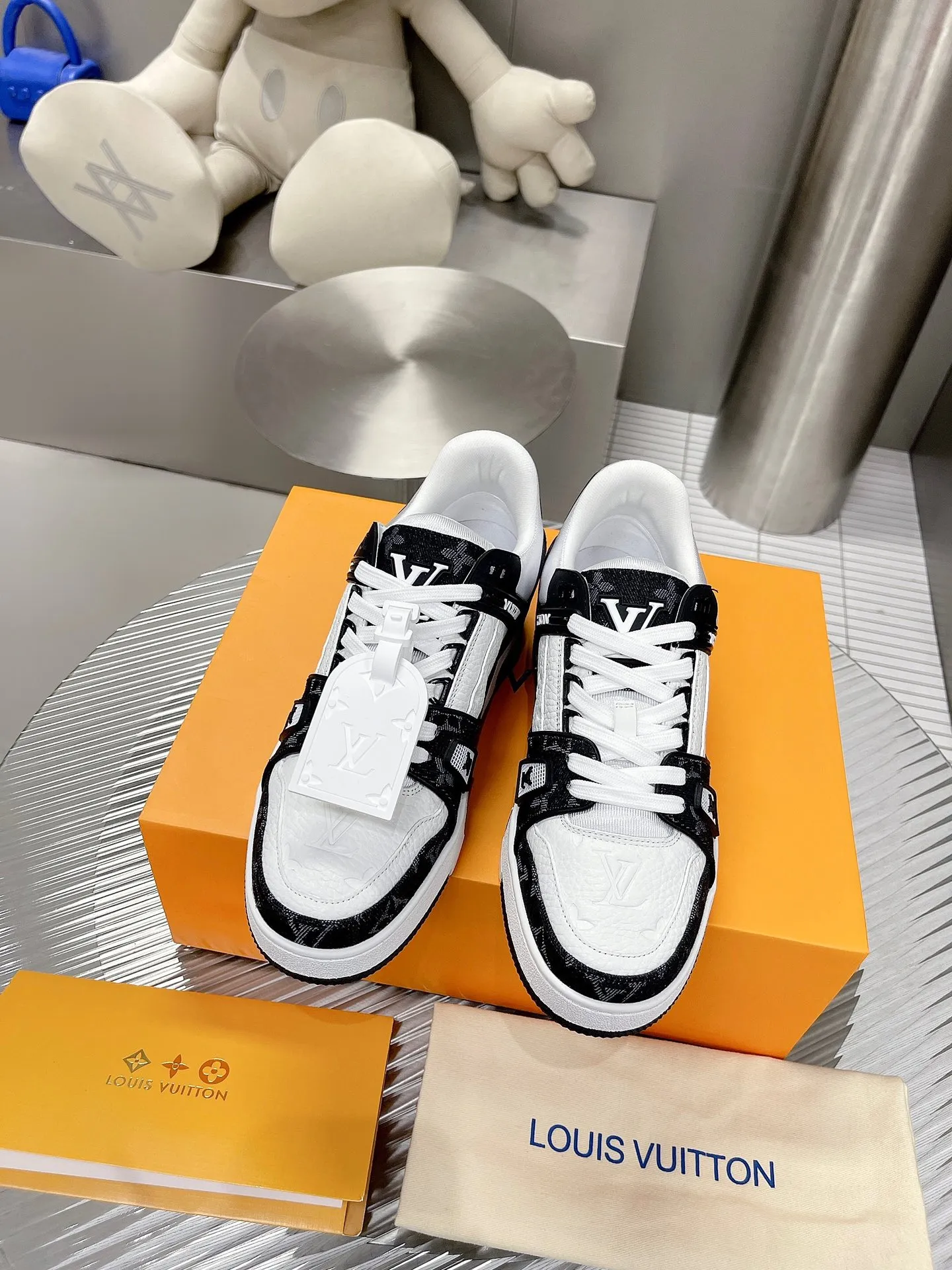 👟👟Ex-factory price 840👟👟The highest version on the Internet⚠️Feel free to compare! 2021🔥New model, purchase quality LV~Louis Vuitton by Virgin Abloh’s best-looking sneakers, Donkey Brand strongly recommends new products, official website limited edition retro basketball sneakers! Both high and low tops cost money to purchase 1:1 accurate replicas of the originals. The details are invincible, full of sincerity, imported custom-made original cowhide, the original package method is the same, the details are 100% restored, and the private model customized the original one-piece T👟👟factory price U outsole, which is different from other brands. Without the original version, this effect cannot be achieved! 35-45 (46 is custom-made and non-refundable) Some colors are available in women’s styles